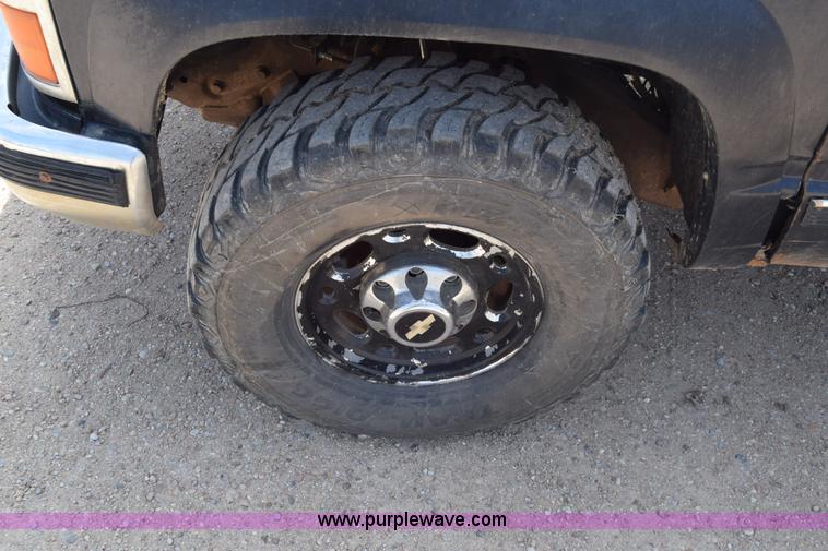 image for item BF9993 1989 Chevrolet 2500 flatbed pickup truck