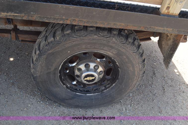 image for item BF9993 1989 Chevrolet 2500 flatbed pickup truck