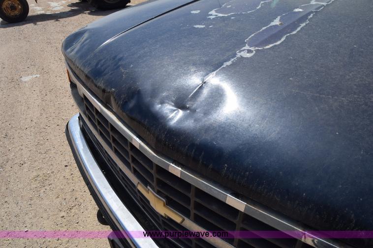 image for item BF9993 1989 Chevrolet 2500 flatbed pickup truck