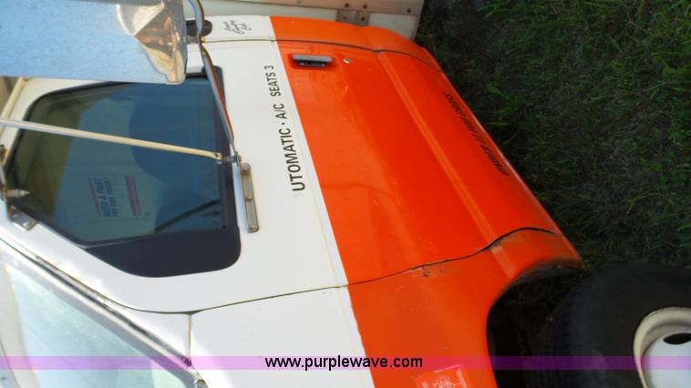 image for item BW9770 1998 Ford Econoline E350 box truck