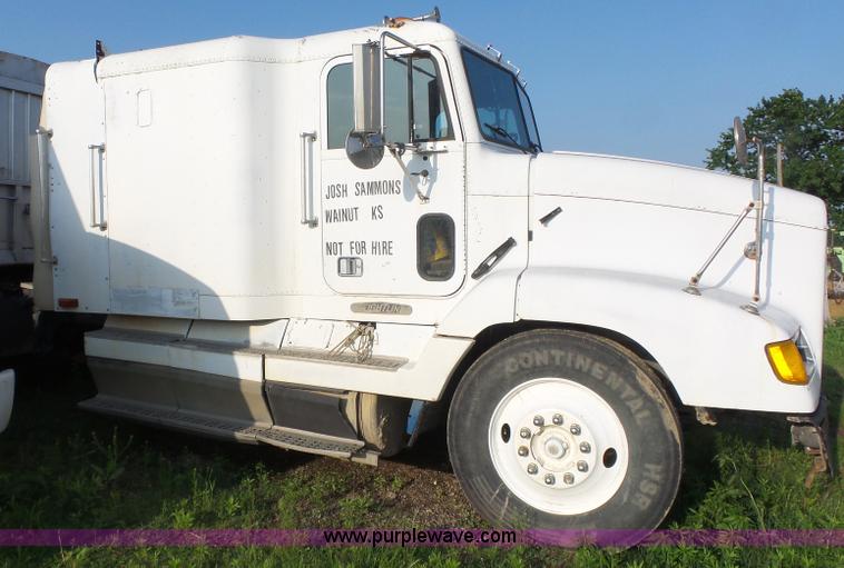 image for item BZ9563 1993 Freightliner FLD112 semi truck