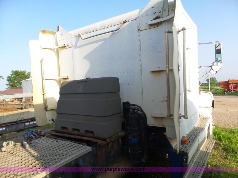 image for item BZ9563 1993 Freightliner FLD112 semi truck