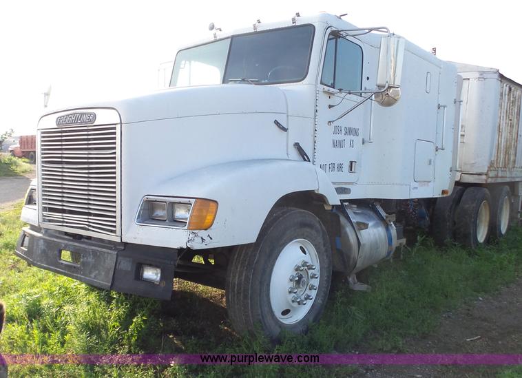 image for item BZ9563 1993 Freightliner FLD112 semi truck