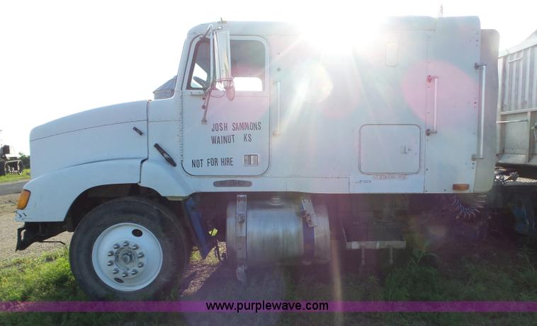 image for item BZ9563 1993 Freightliner FLD112 semi truck