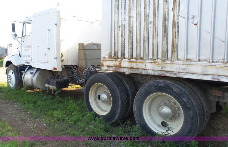 image for item BZ9563 1993 Freightliner FLD112 semi truck