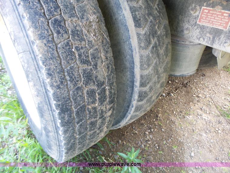 image for item BZ9563 1993 Freightliner FLD112 semi truck