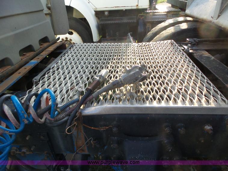 image for item BZ9563 1993 Freightliner FLD112 semi truck