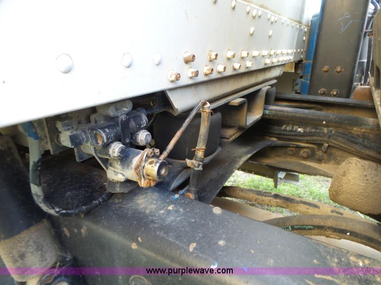 image for item BZ9563 1993 Freightliner FLD112 semi truck