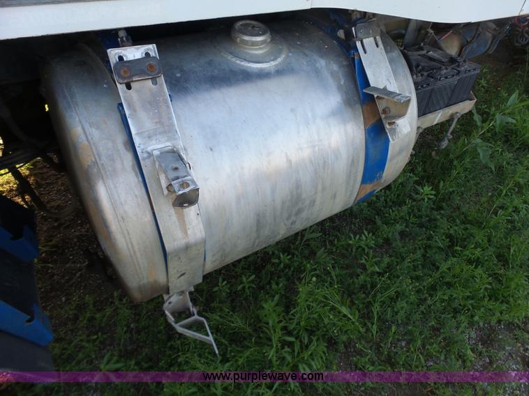 image for item BZ9563 1993 Freightliner FLD112 semi truck