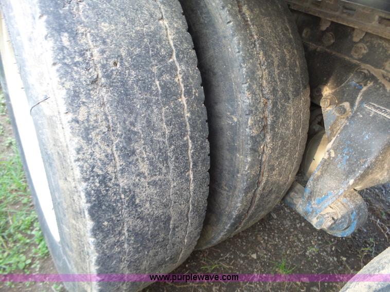 image for item BZ9563 1993 Freightliner FLD112 semi truck