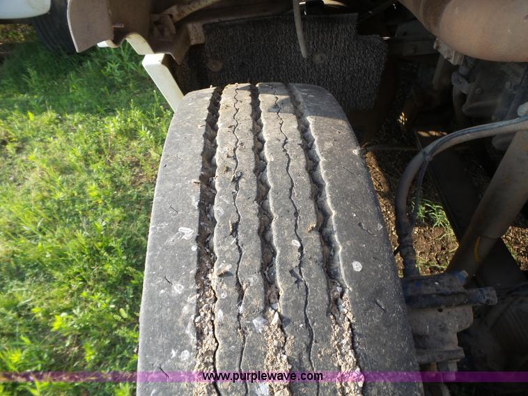 image for item BZ9563 1993 Freightliner FLD112 semi truck