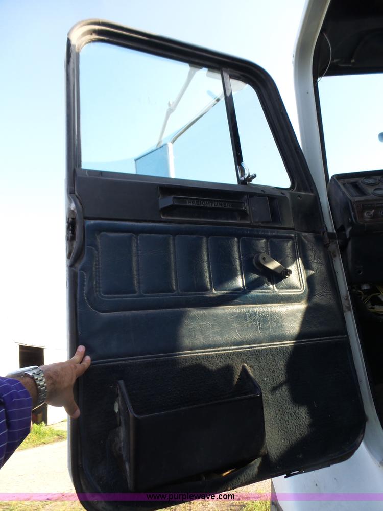 image for item BZ9563 1993 Freightliner FLD112 semi truck