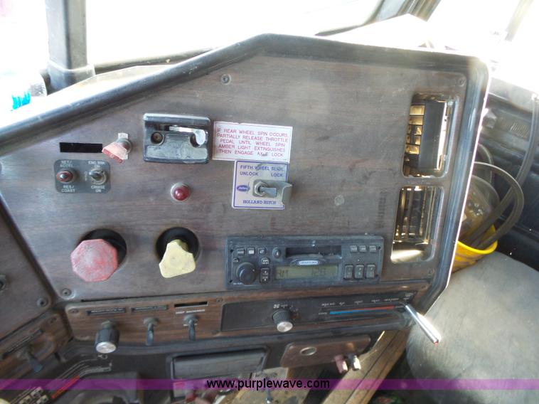 image for item BZ9563 1993 Freightliner FLD112 semi truck