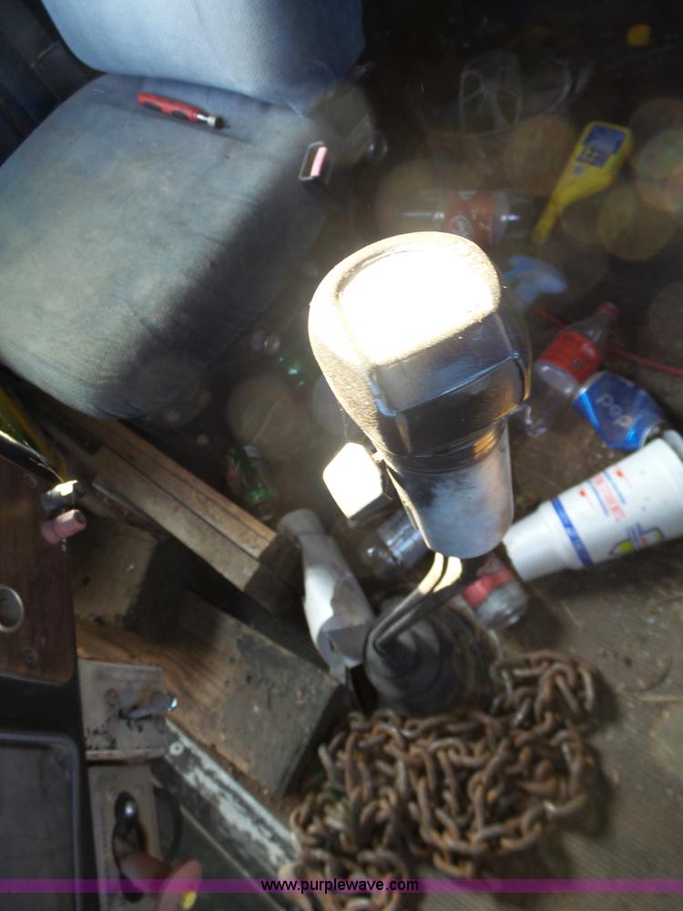 image for item BZ9563 1993 Freightliner FLD112 semi truck