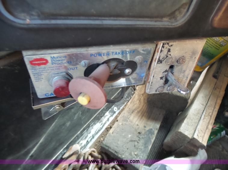 image for item BZ9563 1993 Freightliner FLD112 semi truck