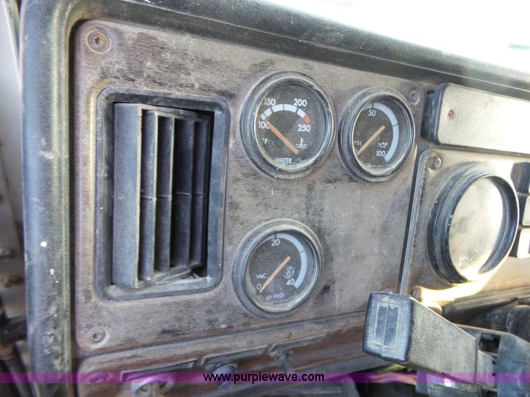 image for item BZ9563 1993 Freightliner FLD112 semi truck