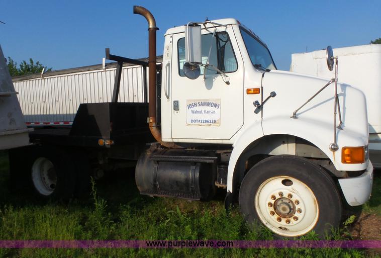 image for item BZ9564 1991 International 8100 flatbed truck