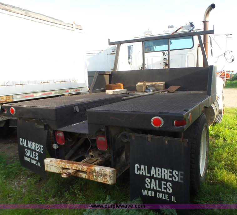 image for item BZ9564 1991 International 8100 flatbed truck