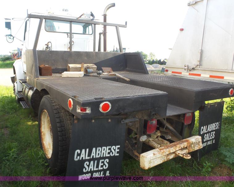 image for item BZ9564 1991 International 8100 flatbed truck