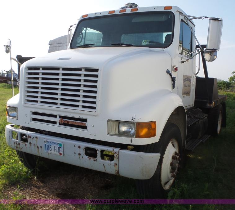 image for item BZ9564 1991 International 8100 flatbed truck