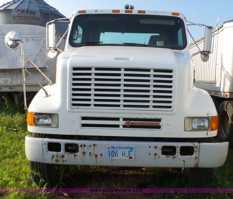 image for item BZ9564 1991 International 8100 flatbed truck