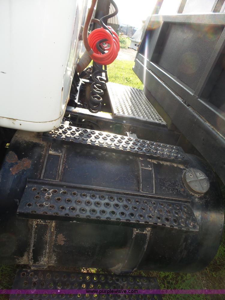 image for item BZ9564 1991 International 8100 flatbed truck