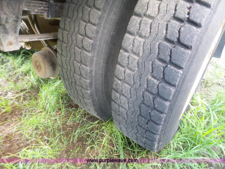 image for item BZ9564 1991 International 8100 flatbed truck