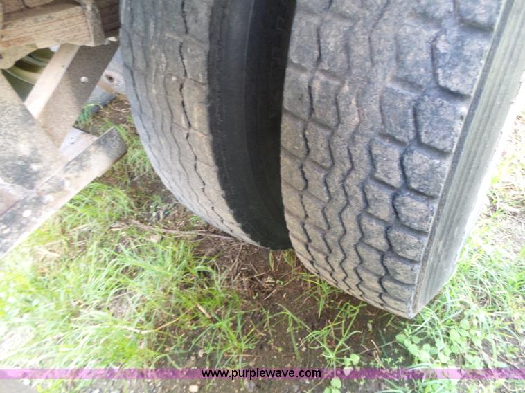 image for item BZ9564 1991 International 8100 flatbed truck