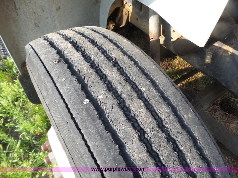 image for item BZ9564 1991 International 8100 flatbed truck