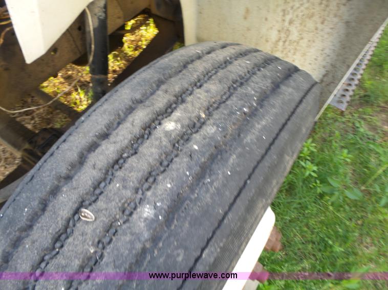 image for item BZ9564 1991 International 8100 flatbed truck