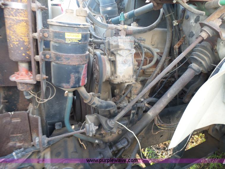 image for item BZ9564 1991 International 8100 flatbed truck