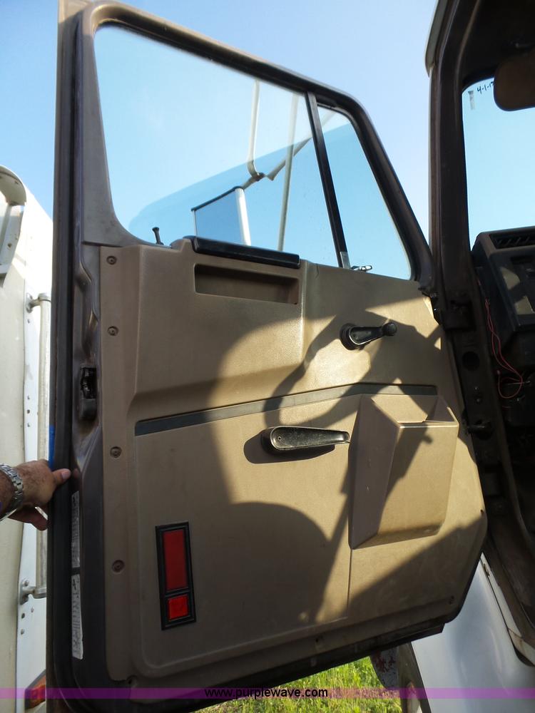 image for item BZ9564 1991 International 8100 flatbed truck