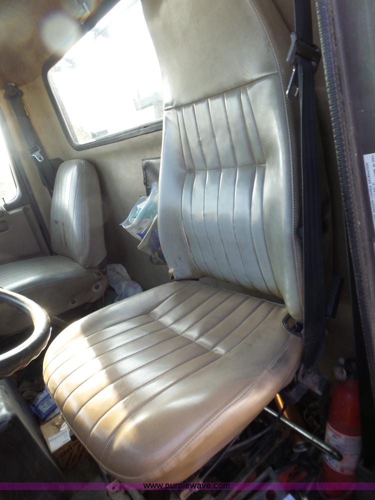 image for item BZ9564 1991 International 8100 flatbed truck