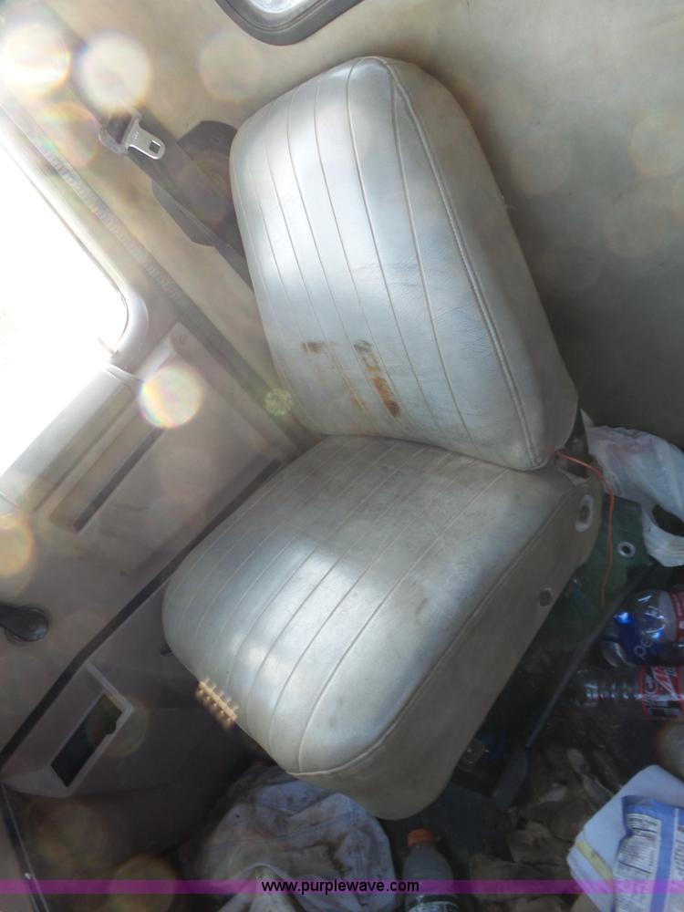 image for item BZ9564 1991 International 8100 flatbed truck