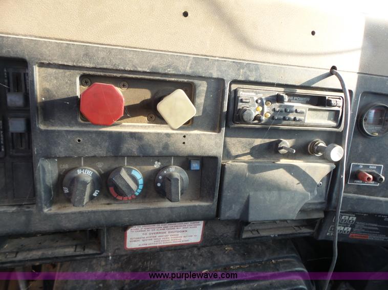 image for item BZ9564 1991 International 8100 flatbed truck