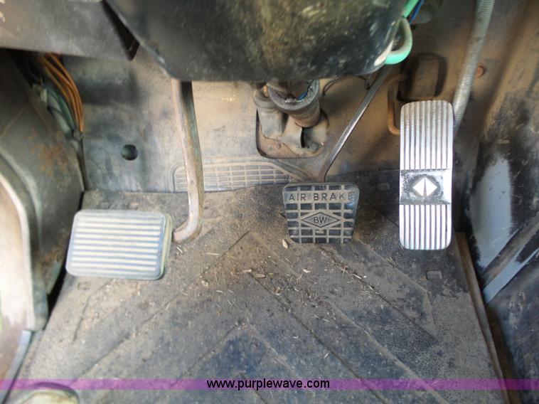 image for item BZ9564 1991 International 8100 flatbed truck