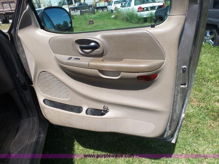 image for item BZ9575 2004 Ford F150 SuperCab pickup truck