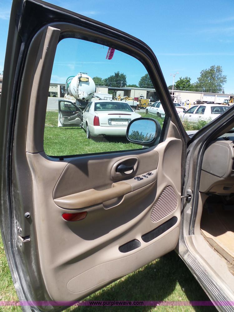 image for item BZ9575 2004 Ford F150 SuperCab pickup truck