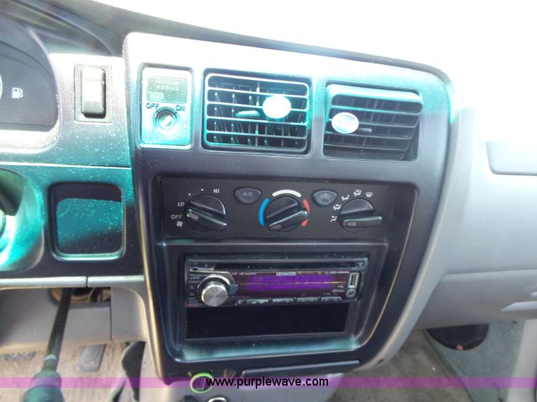 image for item BZ9578 2002 Toyota Tacoma pickup truck