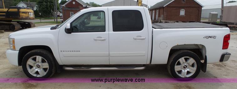 image for item BZ9755 2007 Chevrolet Silverado 1500 pickup truck