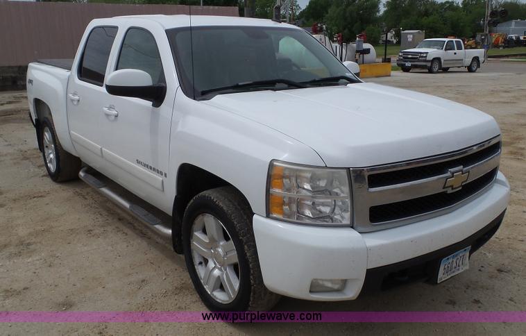 image for item BZ9755 2007 Chevrolet Silverado 1500 pickup truck