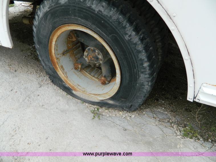 image for item J8914 1980 Ford bus