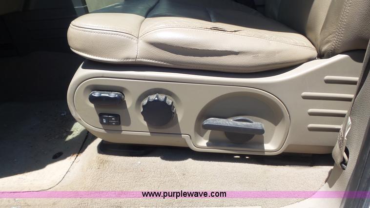 image for item K7742 2005 Ford F150 Lariat SuperCrew pickup truck