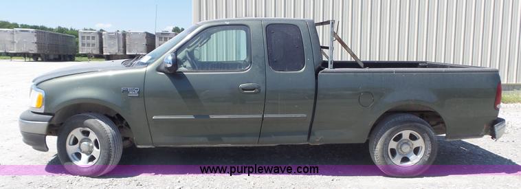 image for item K7744 2002 Ford F150 XLT pickup truck