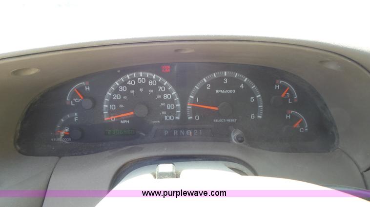 image for item K7744 2002 Ford F150 XLT pickup truck