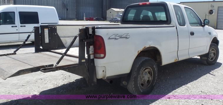 image for item K7745 2004 Ford F150 SuperCab pickup truck