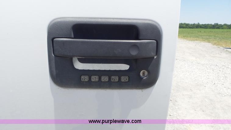 image for item K7747 2006 Ford F150 SuperCab pickup truck