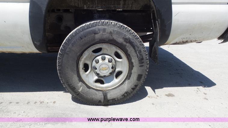image for item K7748 2003 Chevrolet Silverado 2500 HD pickup truck
