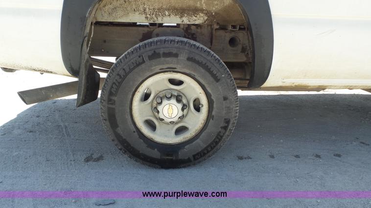 image for item K7748 2003 Chevrolet Silverado 2500 HD pickup truck
