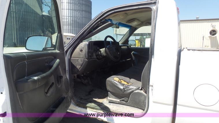 image for item K7748 2003 Chevrolet Silverado 2500 HD pickup truck